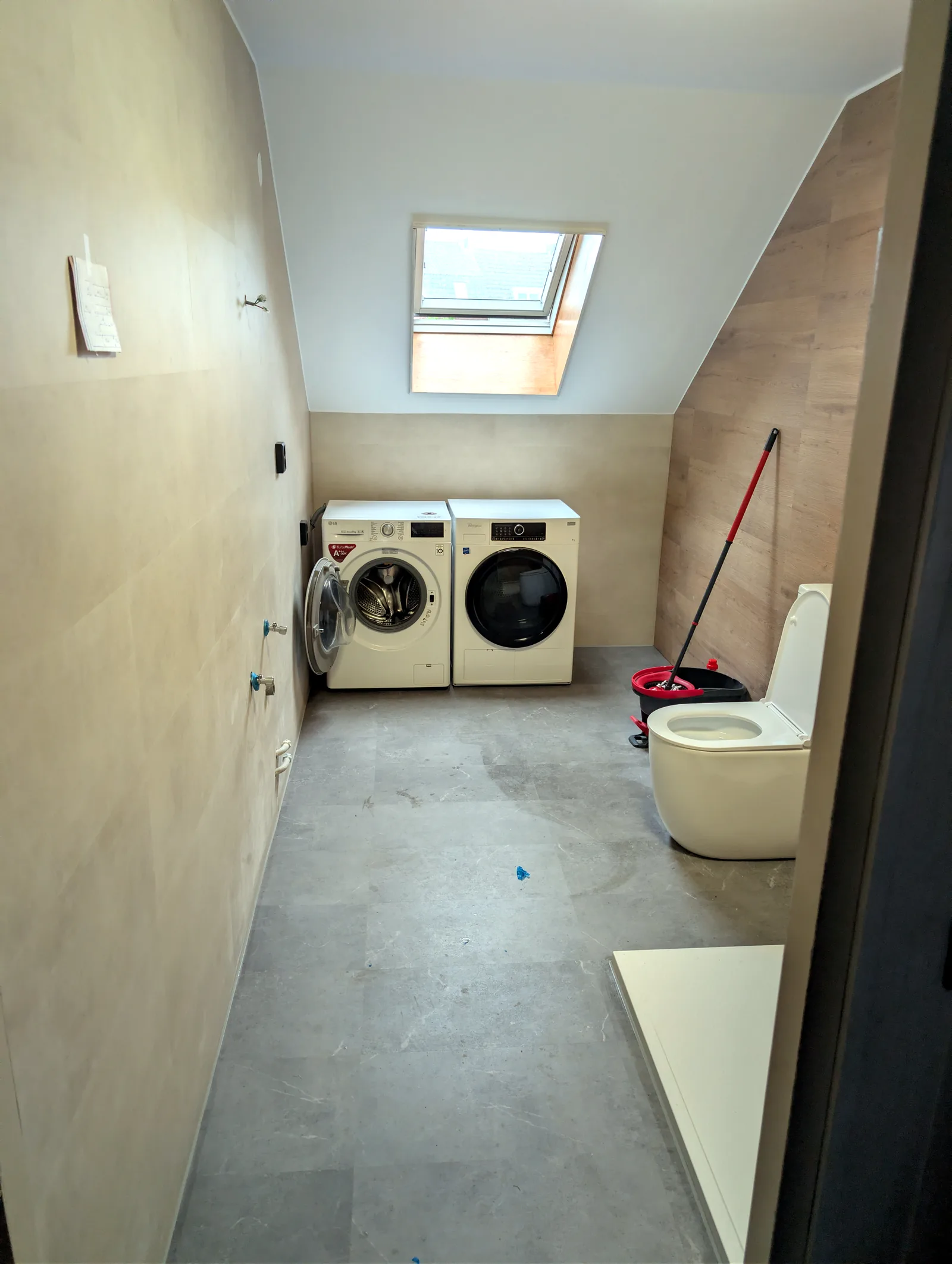 Gerenoveerde badkamer Brunssum met wasruimte na oplevering