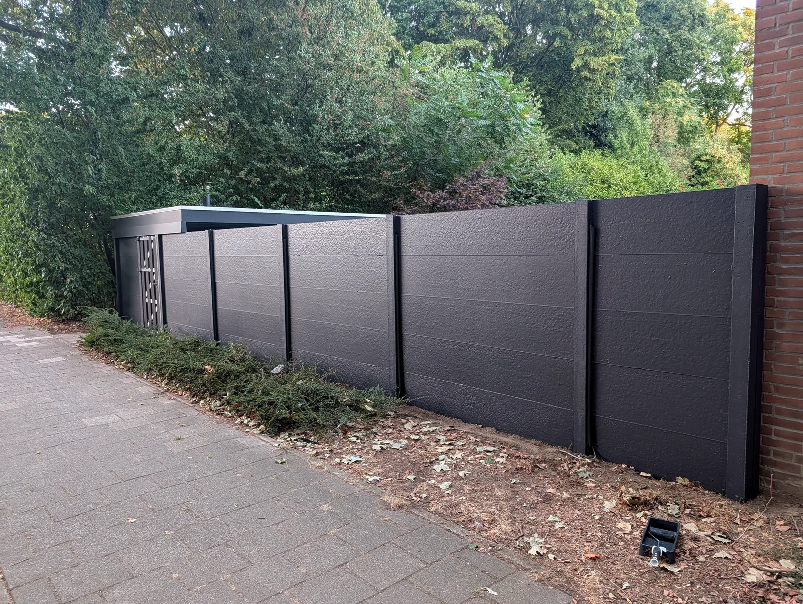 Geschilderde betonnen schutting Sittard detail